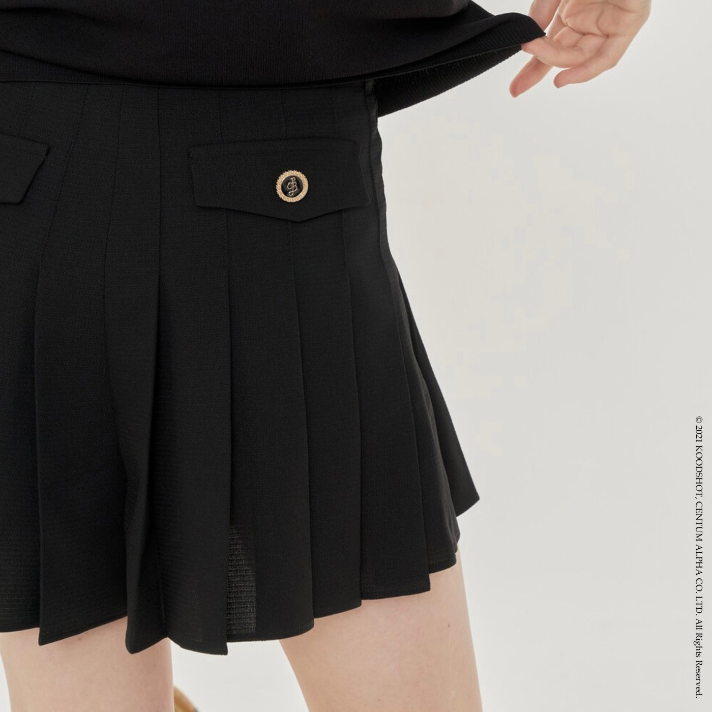 Black Button-Embellished Pleated Shorts W/Inner Pants